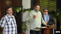 El segundo jefe de las (FARC) Luciano Marín (c), alias Iván Márquez, lee un comunicado, junto a sus compañeros Seuxis Paucias Hernández Solarte, alias Jesús Santrich (d), y y Luis Alberto Albán, alias Marco León Calarcá (i).Nov 29/2013.