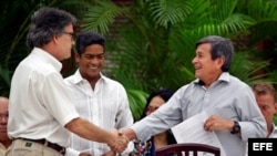 El jefe negociador del gobierno colombiano, Gustavo Bell (i), estrecha la mano del comandante del ELN Israel Ramírez Pineda (d), alias Pablo Beltrán, en La Habana. 