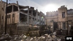 Vista de un coche y unos edificios destruídos en el barrio de Saif Al Dawla en Alepo, Siria, en la víspera del segundo aniversario de la revolución siria, hoy, jueves 14 de marzo de 2013 EFE/Maysun