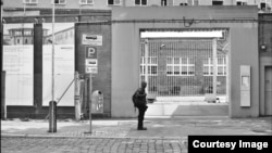 Ricardo Bacallao filma su documental frente a la antigua prisión de la Stasi (cortesía R. Bacallao).