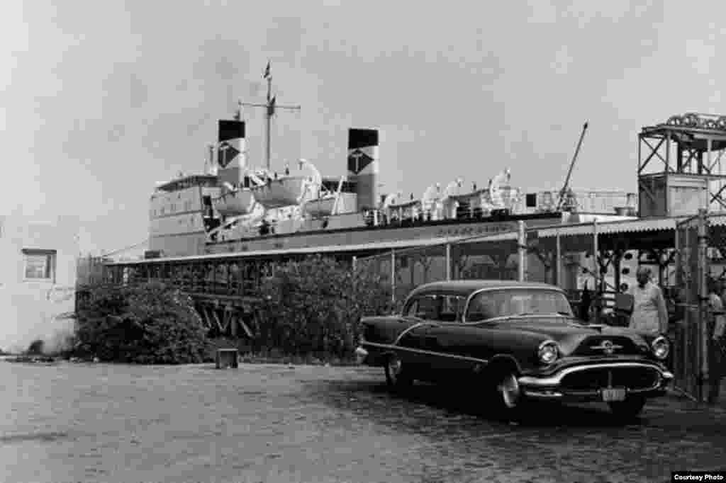 Sergio I Clark (d), administrador del ferry &quot;City of Havana&quot;, junto a un Oldsmobile 57 (cortesía Benito Clark)