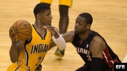 Paul George (i) de los Pacers de Indiana y Dwyane Wade de los Heat de Miami disputan el balón (segundo juego).