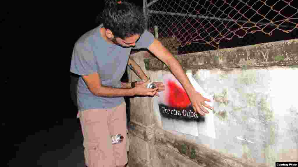 Danilo Maldonado, El Sexto, haciendo un grafitis en la noche. La Habana.