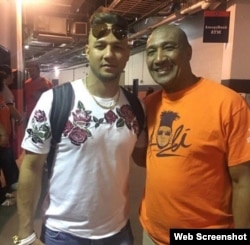 (i-e) Yulieski Gurriel junto a su padre, Lourdes Gourriel.