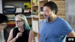 Ai Weiwei junto a la directora ejecutiva de la FOR-SITE Foundation, Cheryl Haines, durante la instalación de una exposición de trabajos creados específicamente para Alcatraz (San Francisco, California). Archivo.