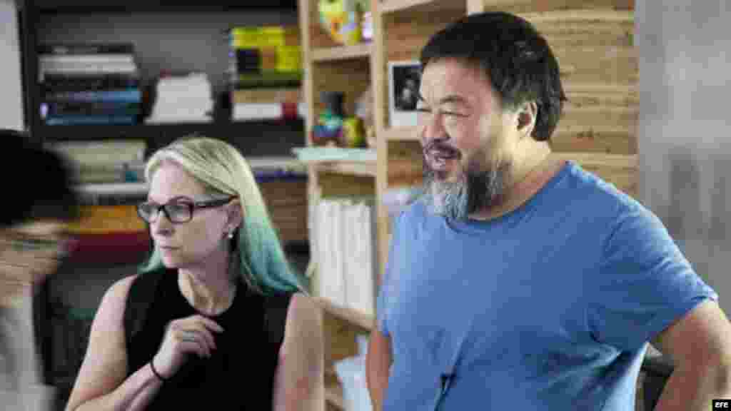 Ai Weiwei, junto a la directora ejecutiva de la FOR-SITE Foundation, Cheryl Haines, durante la instalación de la exposición de sus nuevos trabajos creados específicamente para la antigua prisión Alcatraz. 