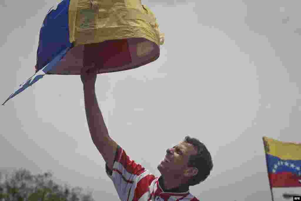  El candidato opositor para las elecciones presidenciales del domingo en Venezuela, Henrique Capriles, levanta una gorra frente a sus seguidores hoy, miércoles 10 de abril de 2013, durante un acto electoral en Mérida (Venezuela). Capriles advirtió hoy que