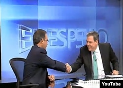 El presentador de la TV Cubana Juan Carlos Tejedor saluda a Juan Manuel Cao, en cuyo programa El Espejo anunció su deserción