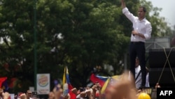 El presidente interino de Venezuela, Juan Guaidó, habla a sus seguidores el 1ero de Mayo de 2019 en Caracas, Venezuela. (AFP).