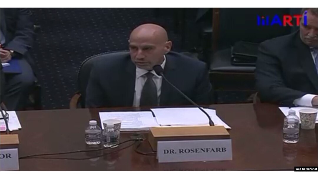 El Dr. Charles Rosenfarb.