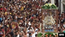 Centenares de personas participan en la procesión de la Virgen de la Caridad del Cobre. Foto Archivo.