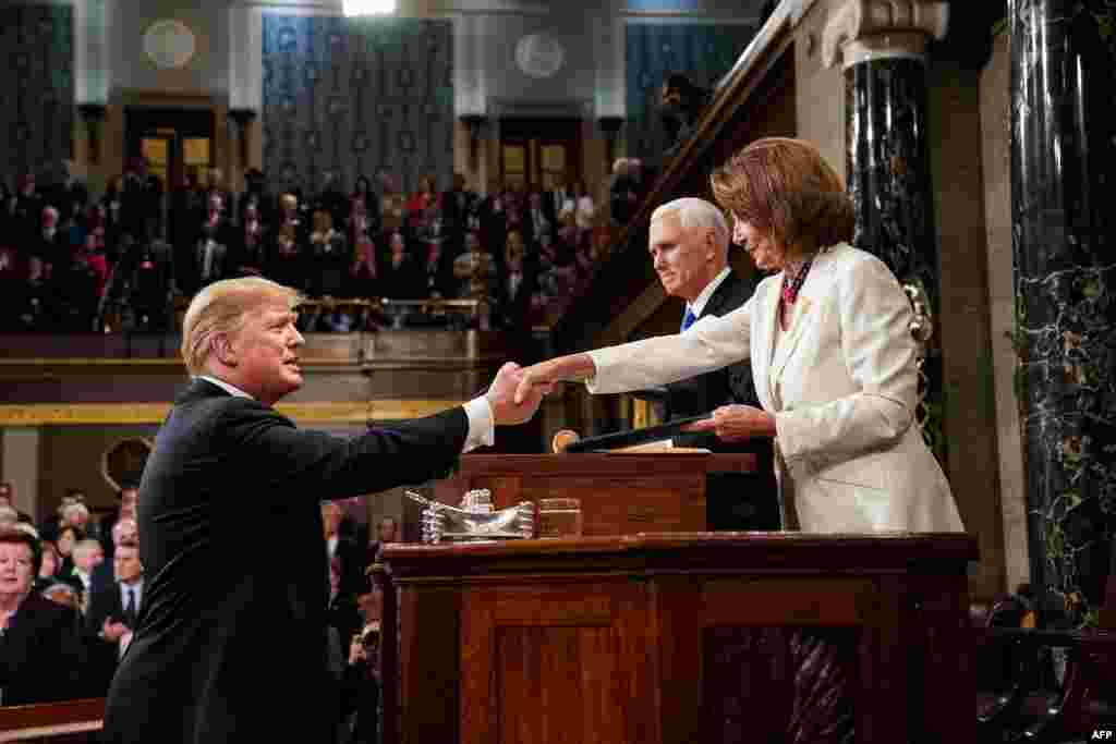 El presidente de los Estados Unidos, Donald Trump, saluda a la presidenta de la Cámara de Representantes, Nancy Pelosi, junto al vicepresidente Mike Pence, cuando llega para pronunciar el discurso sobre el Estado de la Unión en el Capitolio de los EE UU.