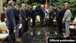 Raúl Castro recibe a Patrick Leahy y otros congresistas de EE.UU. en febrero de 2017. Castro le dijo ese día al Encargado de Negocios Jeffrey DeLaurentis (1ro izq) que estaba "sorprendido" por los problemas de salud de varios diplomáticos estadounidenses.