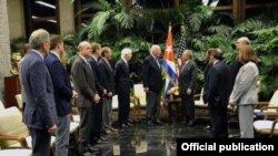 Raúl Castro recibe al senador Patrick Leahy y a otros legisladores estadounidenses en febrero de 2017 (Foto: Archivo).