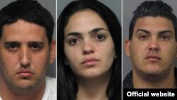 De izquierda a derecha Luis Rivera García, 26, Juliet Estrada Pérez, 23, y y Enrique González Torres (23), acusados de fraude con tarjetas de crédito.