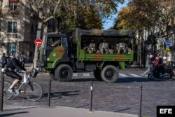 Militares vigilan las calles en Francia.