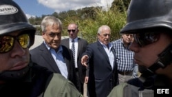 Expresidente de Colombia Andrés Pastrana y el de Chile Sebastián Piñera frente a la cárcel militar