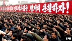 Miles de cuidadanos se congregan en la plaza KIM IL SUNG de Pyongyang, para demostrar su lealtad al régimen.