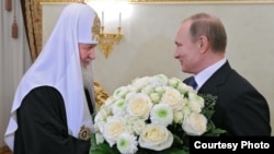 El entonces primer ministro de Rusia Vladimir Putin felicita al nuevo Patriarca de Moscú Kirill por su entronización en febrero de 2009.(Sputnik)