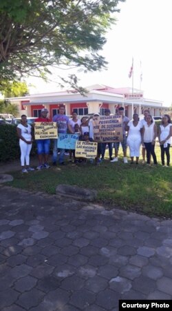 Grupo de cubanos protestan en Surinam.