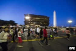Varias personas acuden antes del amanecer a tomar un sitio en la Avenida Constitution de Washington D.C. para ver al Papa.