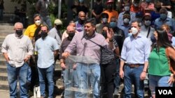 El dirigente opositor venezolano Freddy Superlano ofrece una rueda de prensa en Caracas junto a compañeros, incluido el líder opositor, Juan Guaidó, el 29 de noviembre de 2021.