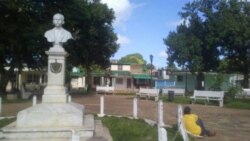 Vista general del busto de José Martí en el parque del poblado de Carlos Rojas, con Abascal encadenado.