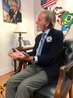 El embajador Diego Arria durante un episodio de "Entre vistos", programa digital de Radio TV Martí.