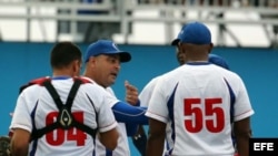 Roger Machado conversa con sus jugadores en los Juegos Panamericanos de Toronto 2015.