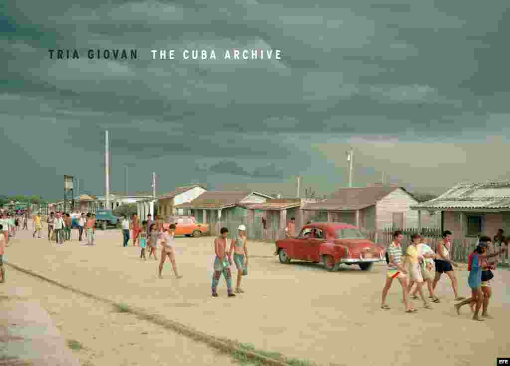 Reproducción de la cubierta al libro "The Cuba Archive", que toma una escena de la playa cubana "La Boca" (1993).