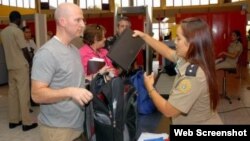 Una funcionaria de la Aduana General de la República de Cuba revisa los artículos de un pasajero a su entrada al país. (Archivo)
