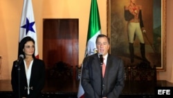 La canciller y vicepresidenta panameña, Isabel De Saint Malo (i), junto al ministro mexicano de Relaciones Exteriores, José Antonio Meade (d), durante una rueda de prensa.