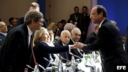 El presidente de Francia Francois Hollande (dch) saluda a la Secretaria de Estado estadounidense Hillary Clinton