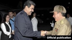 Raúl Castro recibe a Nicolás Maduro y su esposa en el aeropuerto de La Habana.