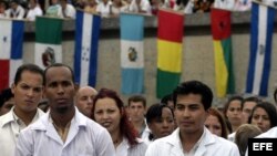 Estudiantes cubanos y extranjeros asisten a una graduación de médicos en Cuba.