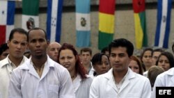 Estudiantes asisten a una graduación de médicos en la Escuela Mártires de Girón en La Habana.