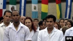 Cuba- medicina - Estudiantes asisten a una graduación de médicos en la Escuela Mártires de Girón en La Habana.