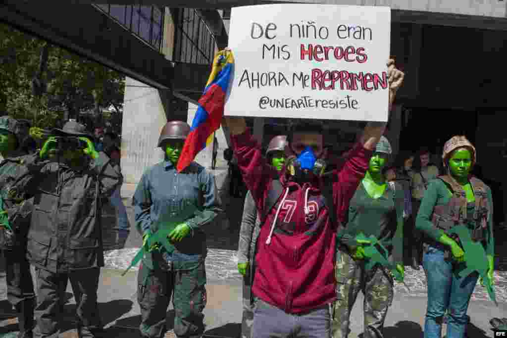 Un grupo de estudiantes de la Universidad Experimental de Arte (UNEARTE) protestan caracterizados como militares en contra de la represión militar a estudiantes y civiles hoy, viernes 11 de abril del 2014, en Caracas (Venezuela).