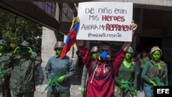 Un grupo de estudiantes de la Universidad Experimental de Arte (UNEARTE) protestan caracterizados como militares en contra de la represión militar a estudiantes y civiles hoy, viernes 11 de abril del 2014, en Caracas (Venezuela).