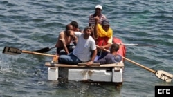 Foto Archivo. Un grupo de cubanos a bordo de una embarcación rústica intenta salir por mar hacia Estados Unidos el 4 de junio de 2009.