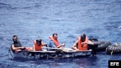 Foto de archivo de un grupo de inmigrantes cubanos llegando a las costas de Florida en un bote. 