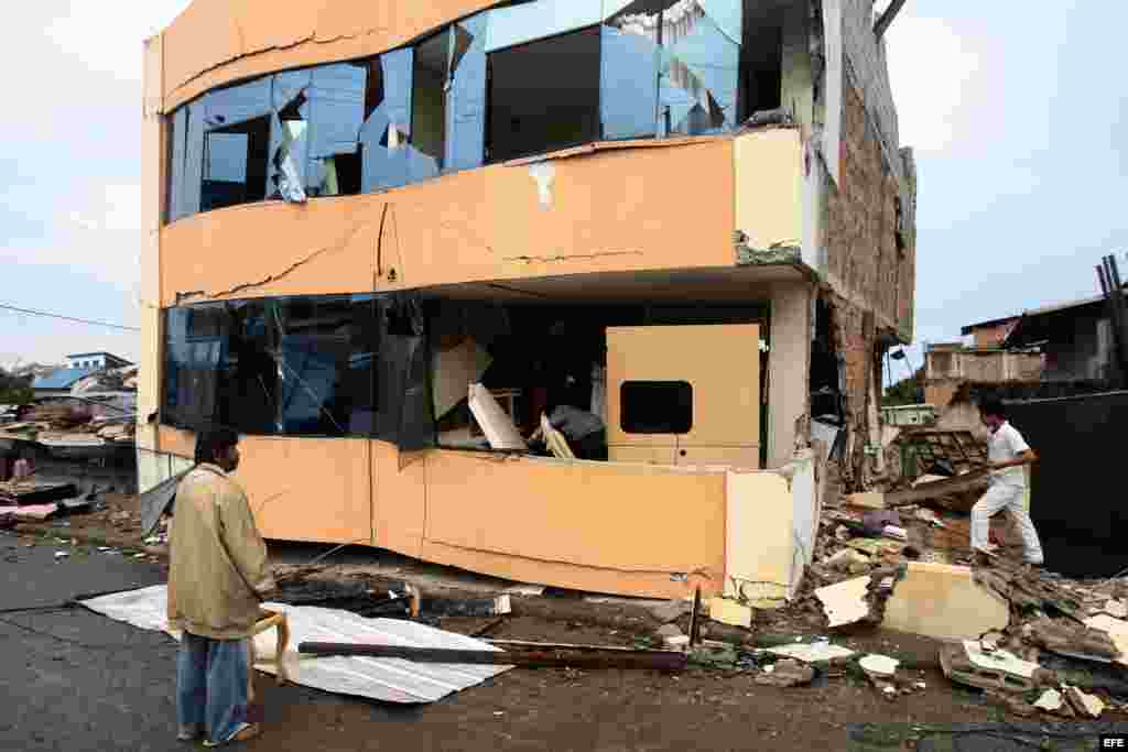 Los pobladores de Pedernales afectados por el terremoto de 7,8 grados en la escala de Richter registrado el sábado en la costa norte de Ecuador pasaron la noche en vela en busca de refugio por temor a réplicas.