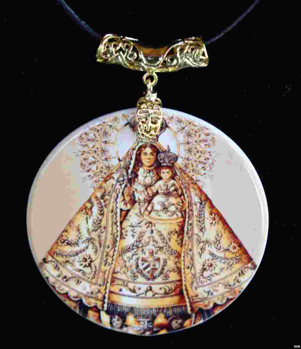 7- Caridad del Cobre (medalla ámbar, porcelana).