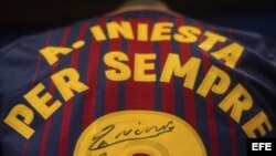 Camiseta autografiada por el capitán barcelonista Andrés Iniesta, tras el acto en el que se ha anunciado la renovación "de por vida" de la vinculación contractual entre el jugador y el FC Barcelona.