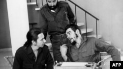 En esta foto de 1960, Ernesto "Che" Guevara, Raúl Castro y Antonio Núñez Jiménez (Centro).