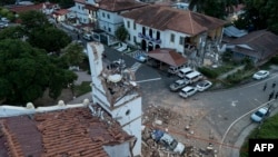 Esta vista aérea muestra la catedral (izquierda) y el edificio de la Gobernación de Penonomé colapsados tras un terremoto de magnitud 7,6 que sacudió el país, en Penonomé, Panamá, el 9 de octubre de 2026.