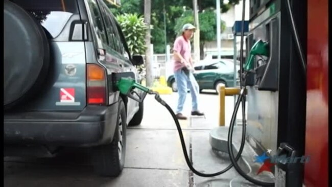Venezolanos pasan las de Caín para conseguir gasolina