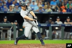 Giancarlo Stanton de los Yankees de Nueva York batea un sencillo RBI durante la sexta entrada en el Juego 4 de una serie de playoffs de la División de Béisbol de la Liga Americana contra los Reales de Kansas City.10/10/2024 (AP Photo/Charlie Riedel).