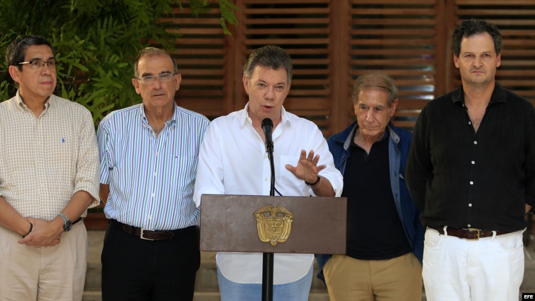 El presidente de Colombia, Juan Manuel Santos (c).