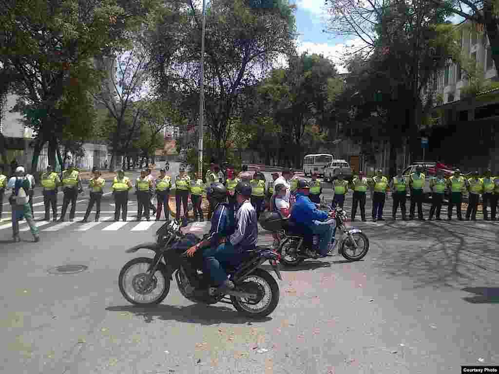 Mujeres opositoras marcharon el miércoles para condenar los excesos de la Guardia Nacional en el control de las manifestaciones. Imagen proporcionada por Josmir Gutierrez, Coordinadora Juvenil Nacional ABP